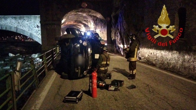 Auto si ribalta a Edolo, ferita una 18enne