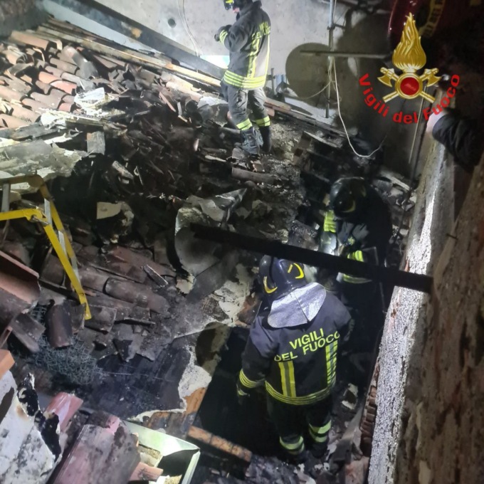 A fuoco tetto in legno in centro a Brescia
