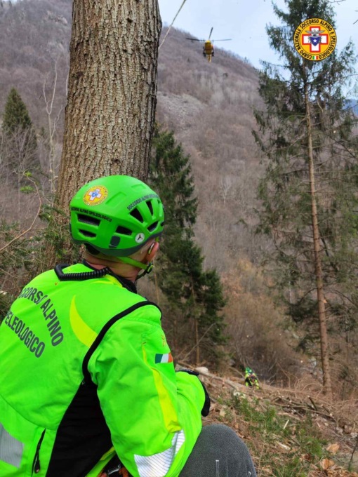 Muore 52enne mentre taglia gli alberi, l’intervento del Cnsas