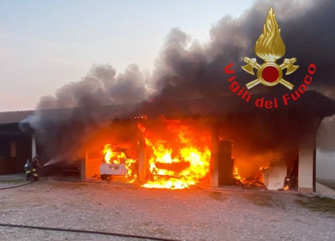 Incendio in una rimessa a Corte Franca, il fuoco divora tre auto