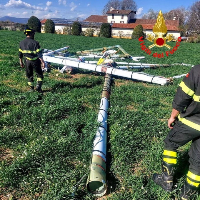 L’esagono dell’elicottero si stacca e precipita in un campo