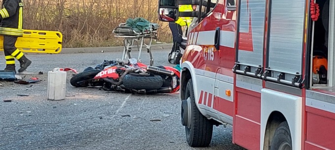 Schianto tra moto e camion, muore 46enne