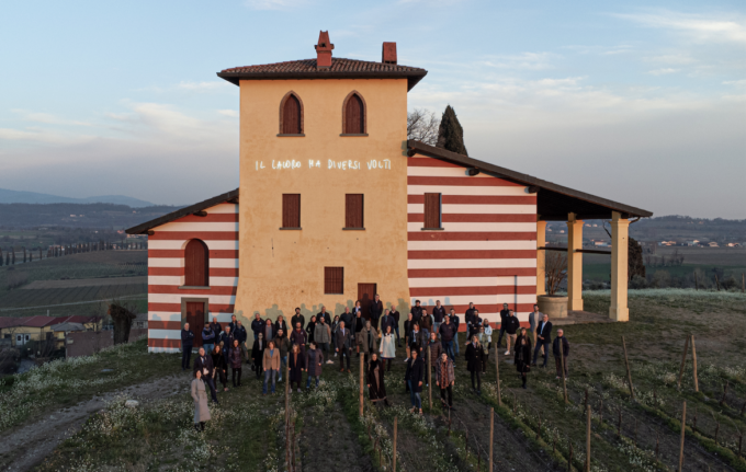 L’arte al neon in Franciacorta fa riflettere sul significato di lavoro