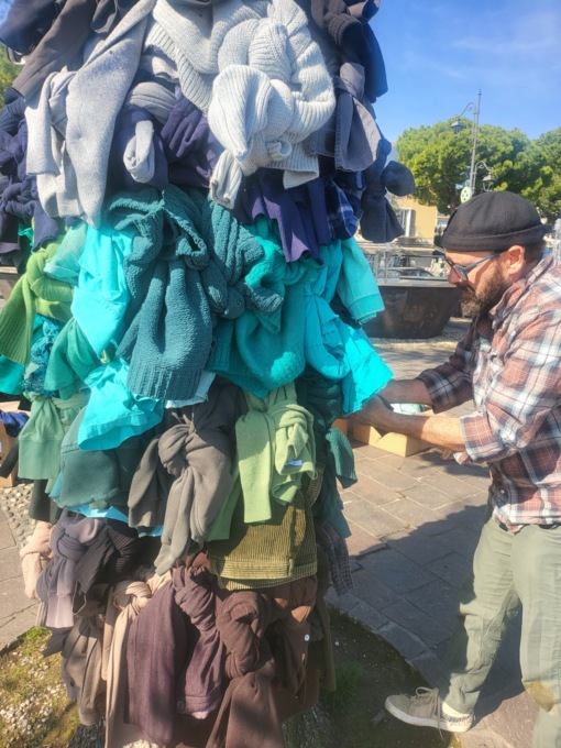 «Riflessi di lago»: l’opera di arte ecologica di Racheli sul lungolago