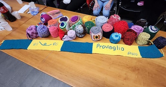 Consegnate 900 strisce in maglia per la Catena umana