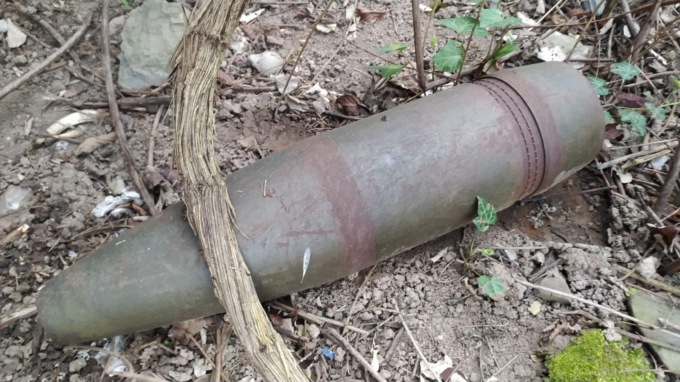 Raccolgono rifiuti in un terreno incolto e trovano un ordigno bellico