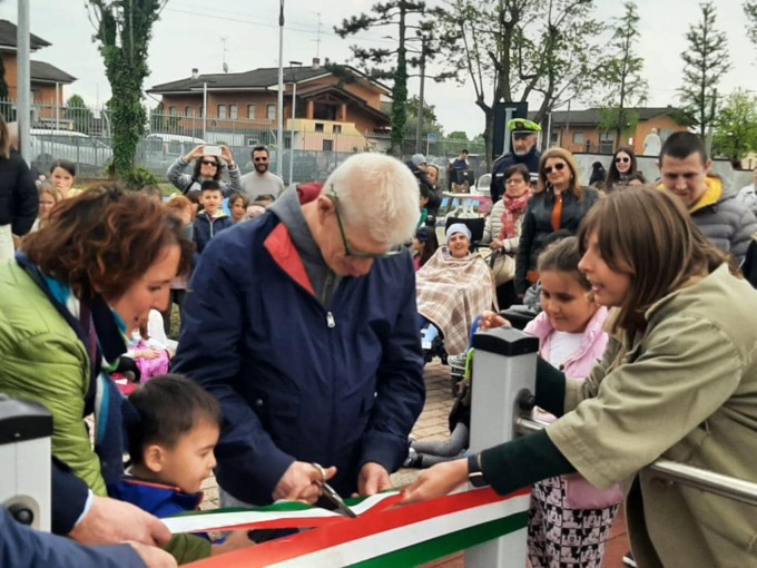 Taglio del nastro per il parco giochi inclusivo