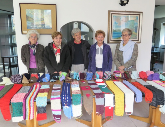 Catena umana: sprint finale per consegnare le strisce in maglia