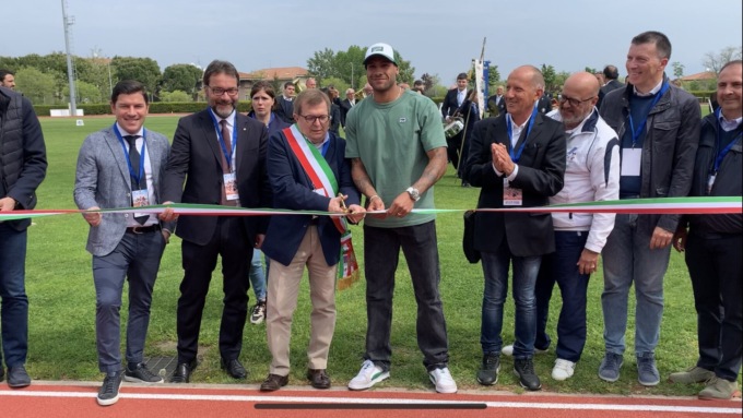 Marcell Jacobs inaugura la pista di atletica a Desenzano