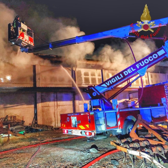 Incendio in una cascina a Roccafranca, in fiamme tonnellate di paglia e mezzi agricoli
