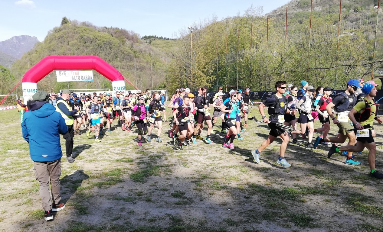 Le fasi della partenza dal campo sportivo di Navazzo di una delle corse della Bvg Trail (FILEminimizer)