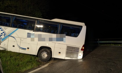 Pullman  rimane incastrato in salita