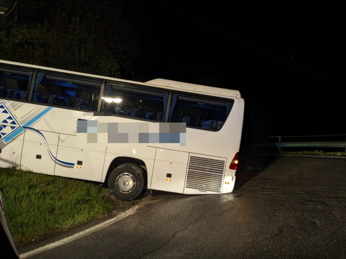 Pullman  rimane incastrato in salita