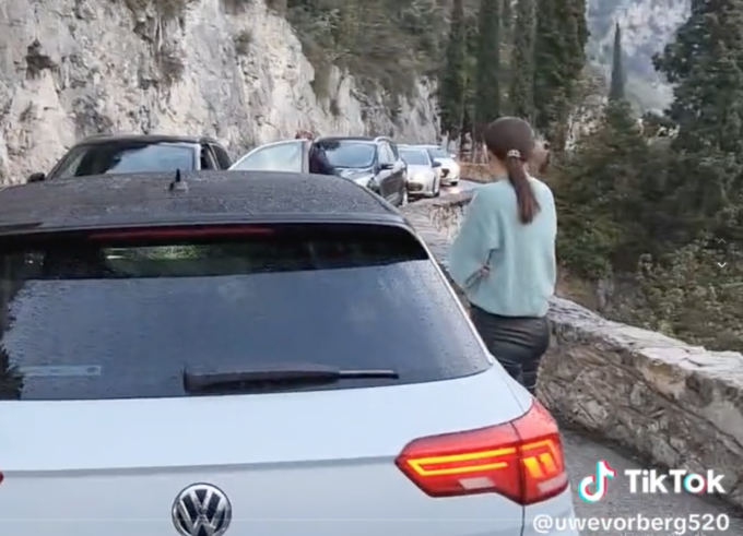 Ingorgo sulla strada della Forra: il video su Tik Tok diventa virale