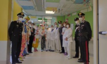 I Carabinieri fanno visita ai reparti pediatrici dell'Ospedale Civile