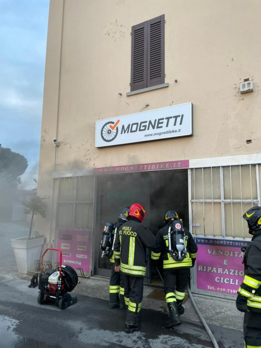 Fiamme nel negozio di biciclette, sul posto i Vigili del Fuoco