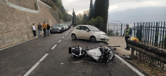 Scontro auto-moto: il biker finisce in ospedale