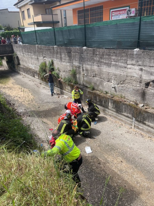 Finisce contro un muretto in moto e viene sbalzato nella seriola: 19enne in ospedale