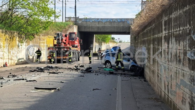 Frontale tra auto e camion: un morto