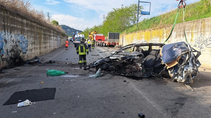Frontale tra auto e camion: Adenajd perde la vita a soli 19 anni
