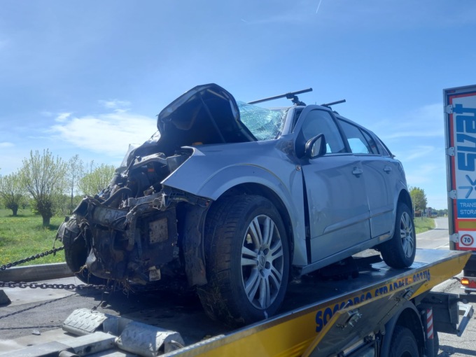 Scontro frontale auto-tir: 38enne in gravissime condizioni