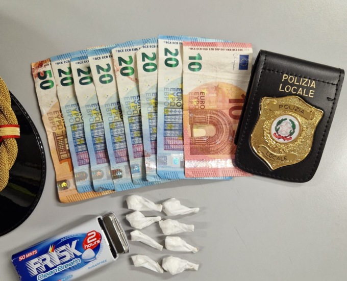 Picchiano e rapinano un connazionale: fermati con la cocaina dalla Locale