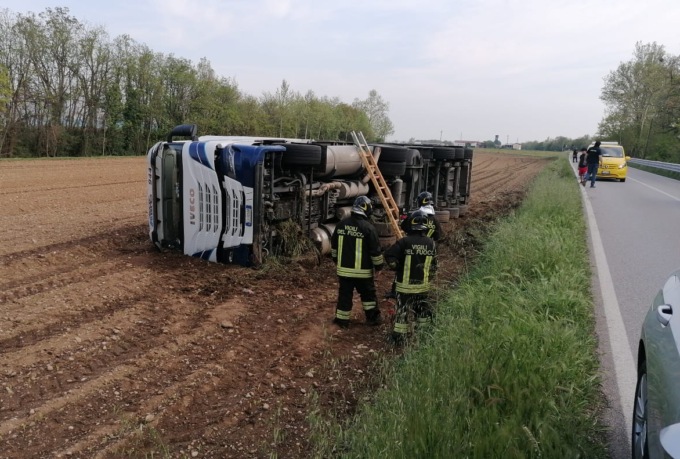 Camion di alimentari si ribalta fuori dalla carreggiata