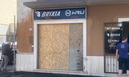 Spaccata al negozio di bici a Castegnato: i ladri fuggono con un bottino da 40mila euro
