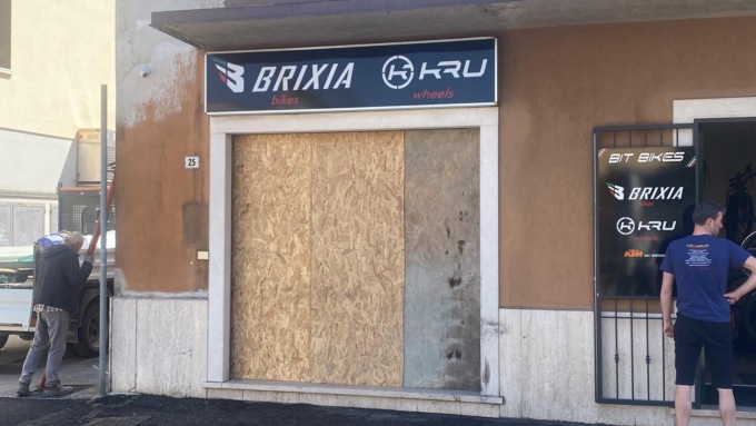 Spaccata al negozio di bici a Castegnato: i ladri fuggono con un bottino da 40mila euro