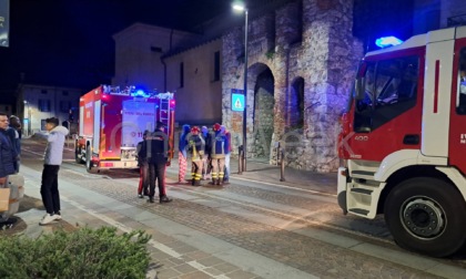 Incendio in un appartamento in piazza: evacuata una palazzina