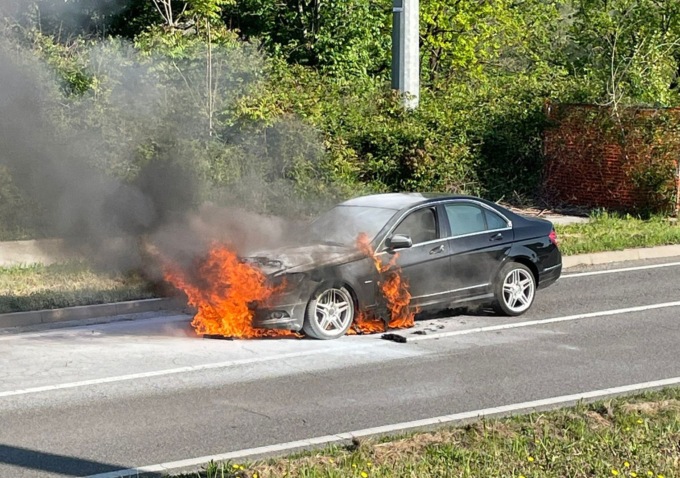 Auto in fiamme tra Paratico e Capriolo