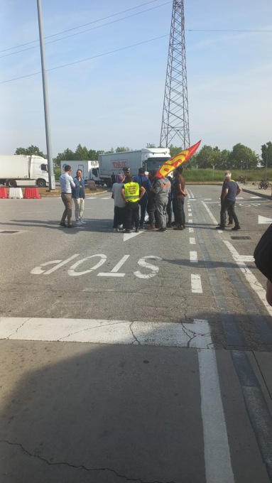 In sciopero contro il mancato innalzamento dei salari davanti al polo Esselunga di Chiari