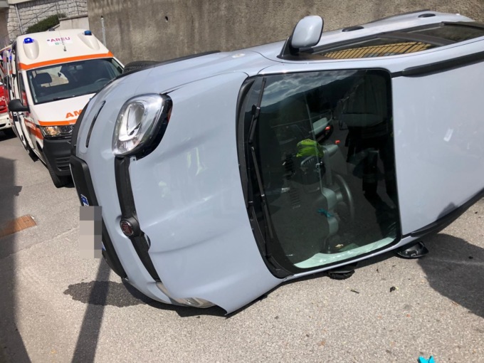 Edolo: auto si ribalta nell’affrontare una curva