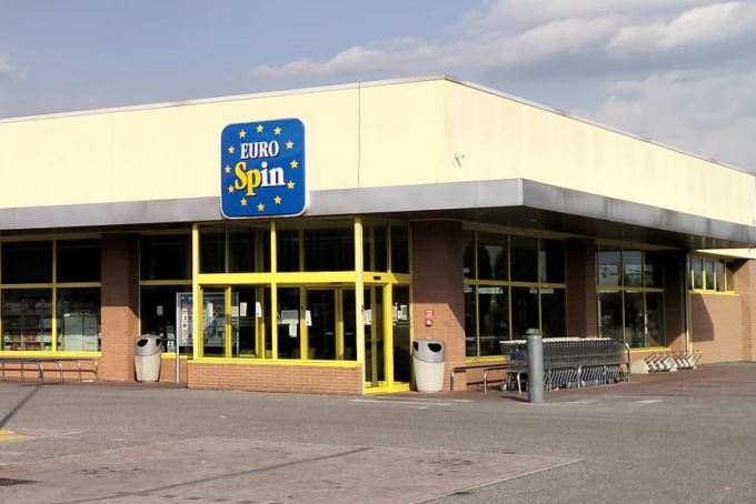 Armato di taglierino rapina un supermercato a Rovato