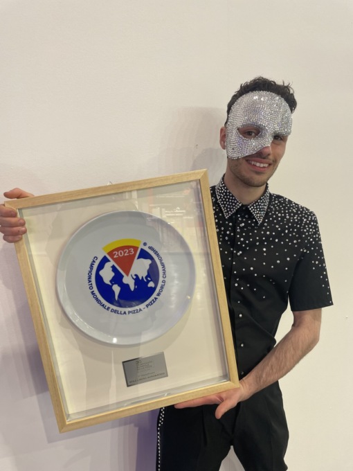 Il bresciano Nicola conquista il secondo posto al campionato mondiale di pizza acrobatica 2023