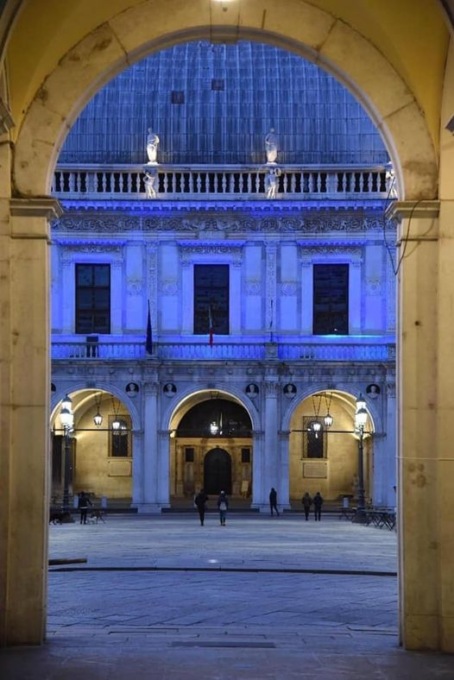 Giornata Mondiale della Sindrome di Angelman, Palazzo Loggia si illumina di blu