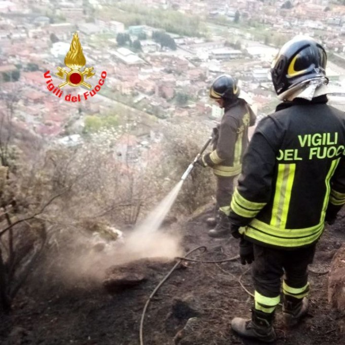 Fiamme nel bosco, apprensione a Darfo Boario Terme