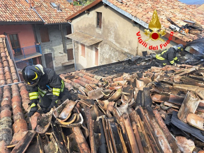 Darfo Boario Terme: a fuoco 50 metri quadrati di tetto