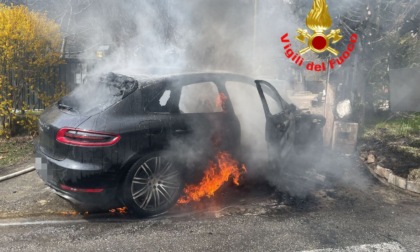 Ponte di Legno: auto prende fuoco