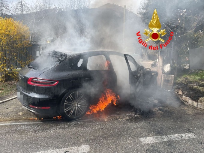 Ponte di Legno: auto prende fuoco
