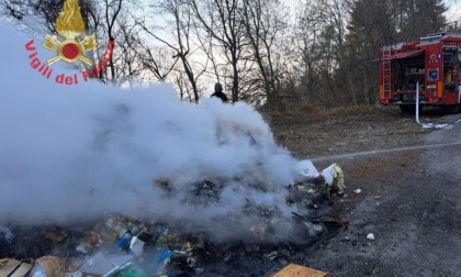 Rifiuti a fuoco ad Artogne, l’intervento dei Vigili del Fuoco