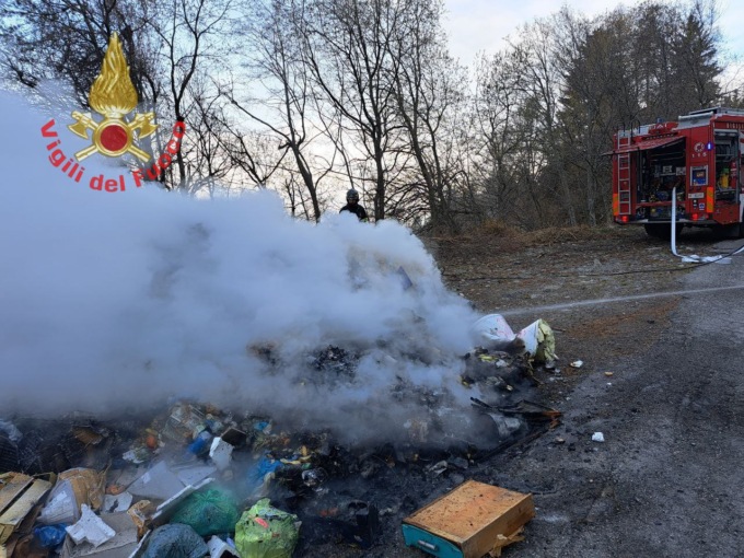 Rifiuti a fuoco ad Artogne, l’intervento dei Vigili del Fuoco