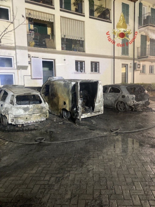 Paitone: a fuoco quattro automobili nella notte