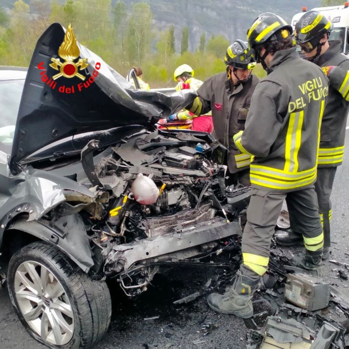 Scontro frontale a Esine: muore una 52enne
