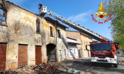 Isorella: a fuoco il tetto di uno stabile disabitato