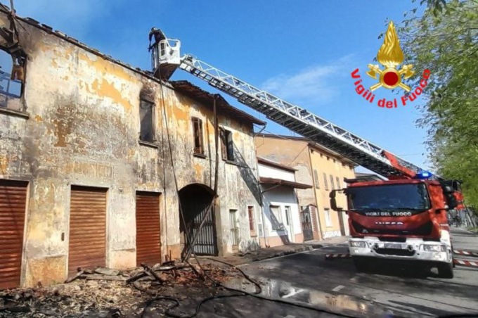 Isorella: a fuoco il tetto di uno stabile disabitato