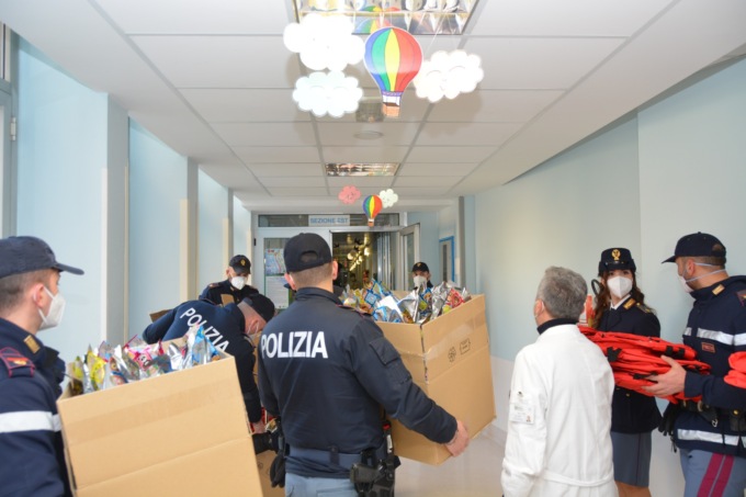 Polizia di Stato: consegnate le uova di Pasqua ai piccoli pazienti degli Spedali Civili