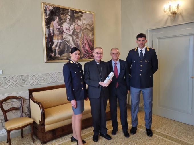 Il Questore di Brescia consegna al Vescovo Tremolada l’ampolla con l’olio di Capaci