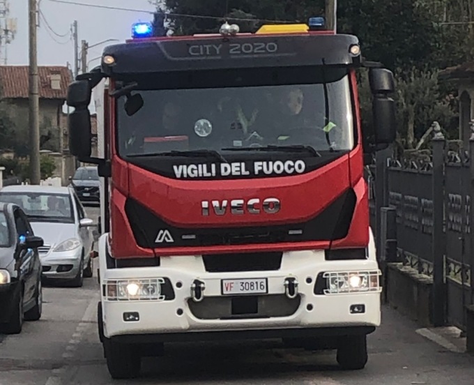 Auto travolge tubatura e innesca una fuga di gas