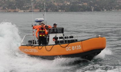 Acquascooterista alla deriva nel Garda soccorso dalla Guardia Costiera